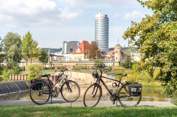 Räder im Paradiespark Jena, JenTower und Saale im Hintergrund