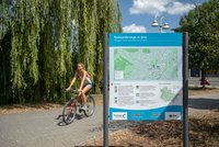 Radinfotafel im Paradiespark Jena am Saaleradweg und Radfernweg Thüringer Städtekette